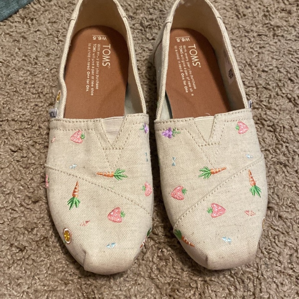 Toms embroidered fruit size 6.5